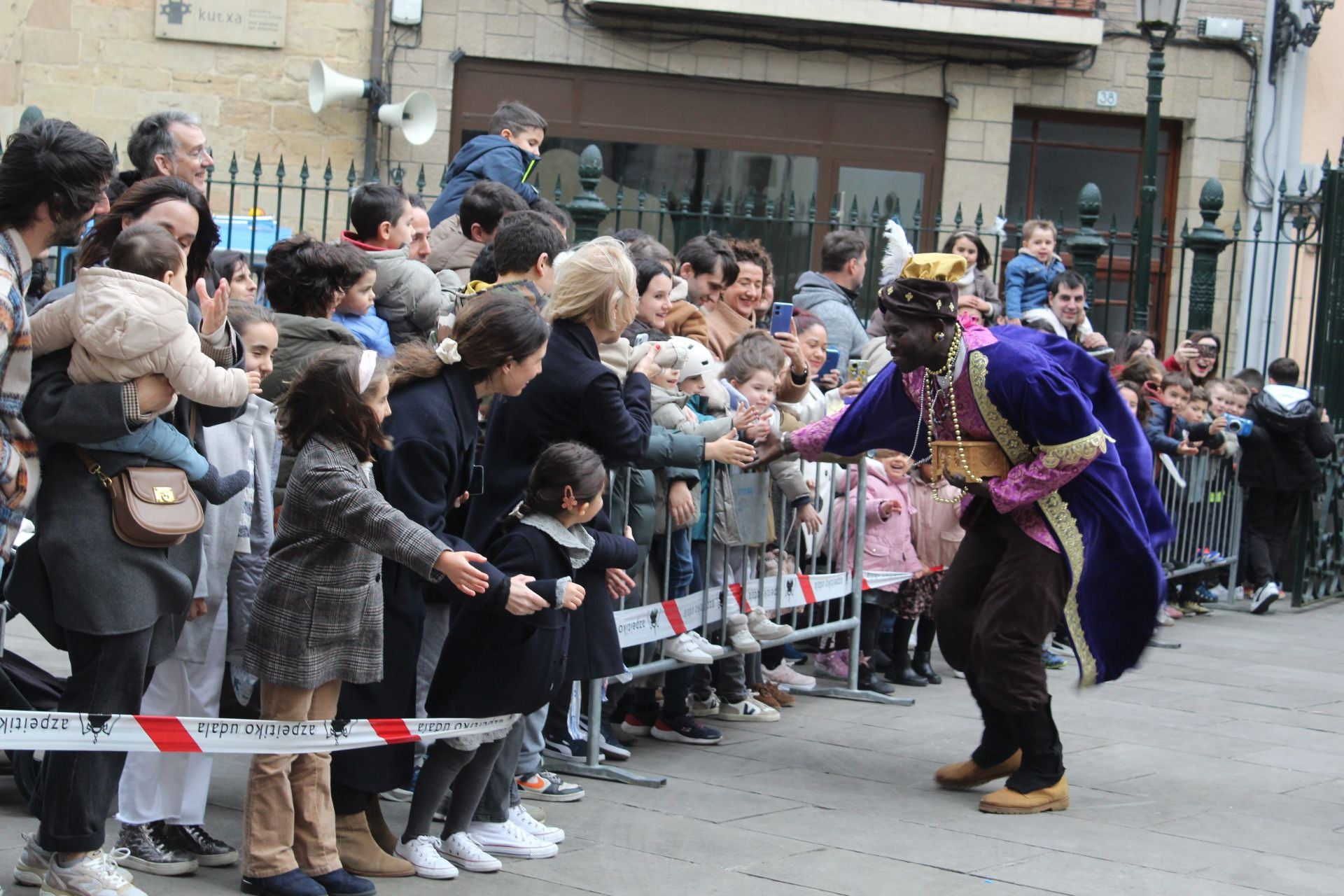 Los Reyes Magos llegan a Azpeitia en tren txu-txu