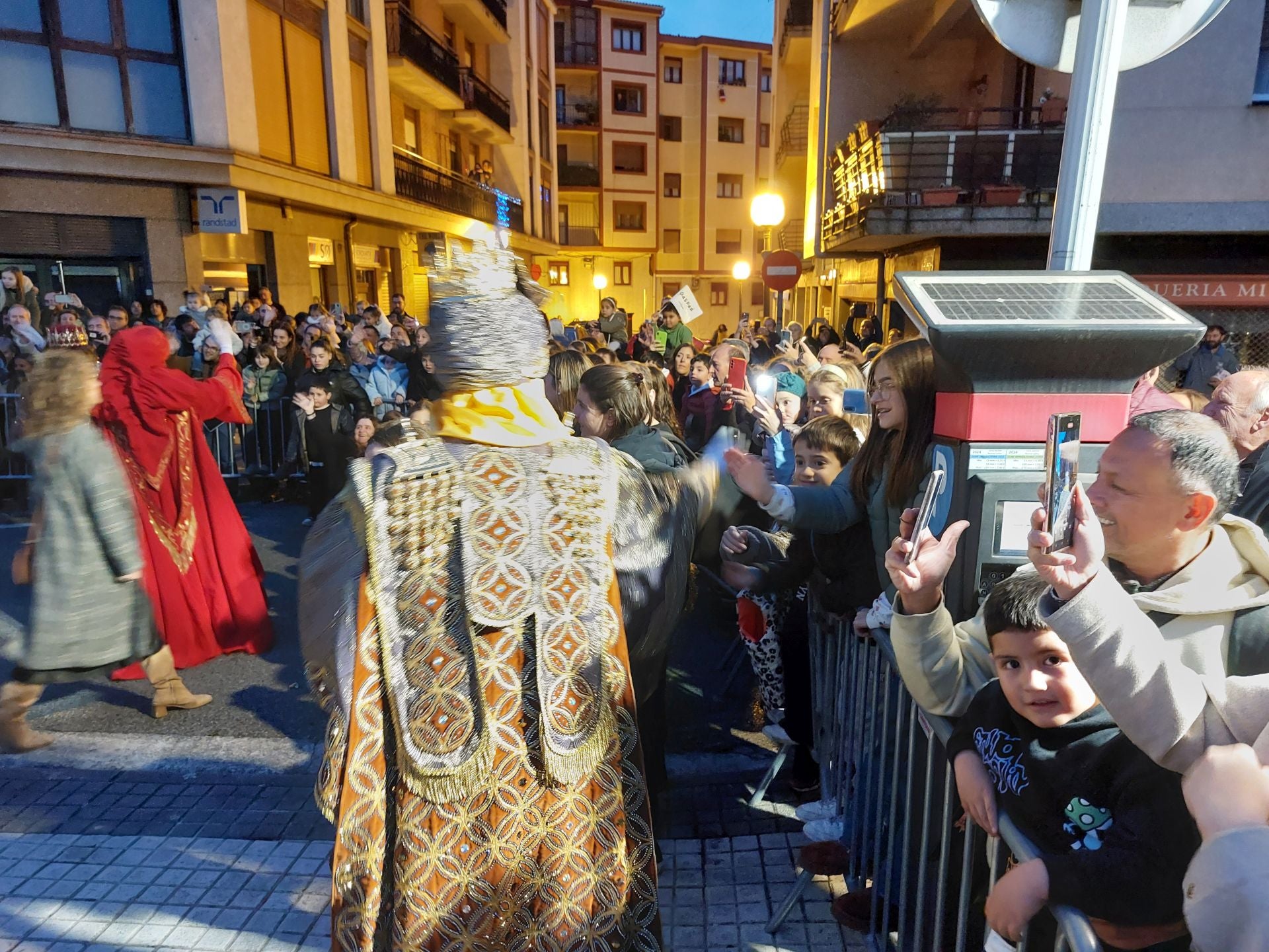Baño de masas para Melchor. Gaspar y Baltasar