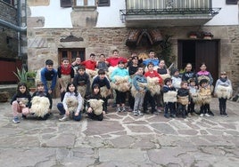 Niños y niñas esta mañana en Zubieta, con los joares.