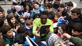 Traoré atiende amablemente a los niños durante el entrenamiento del pasado jueves a puerta abierta en Zubieta.