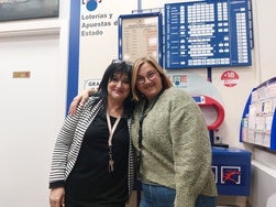 Marce Redondo y Eluxka Omil en su librería de Trintxerpe.