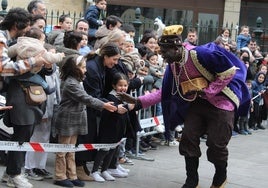 El rey Baltasar en Azpeitia durante en la mañana del domingo saludando a los niños.