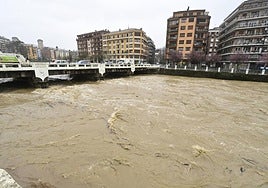 Aspecto que presentaba el puente Nuevo durante la crecida del río Oria con motivo de las fuertes lluvias del pasado mes de febrero.