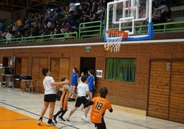 Participantes del torneo 3x3 de baloncesto en el Antzizar.