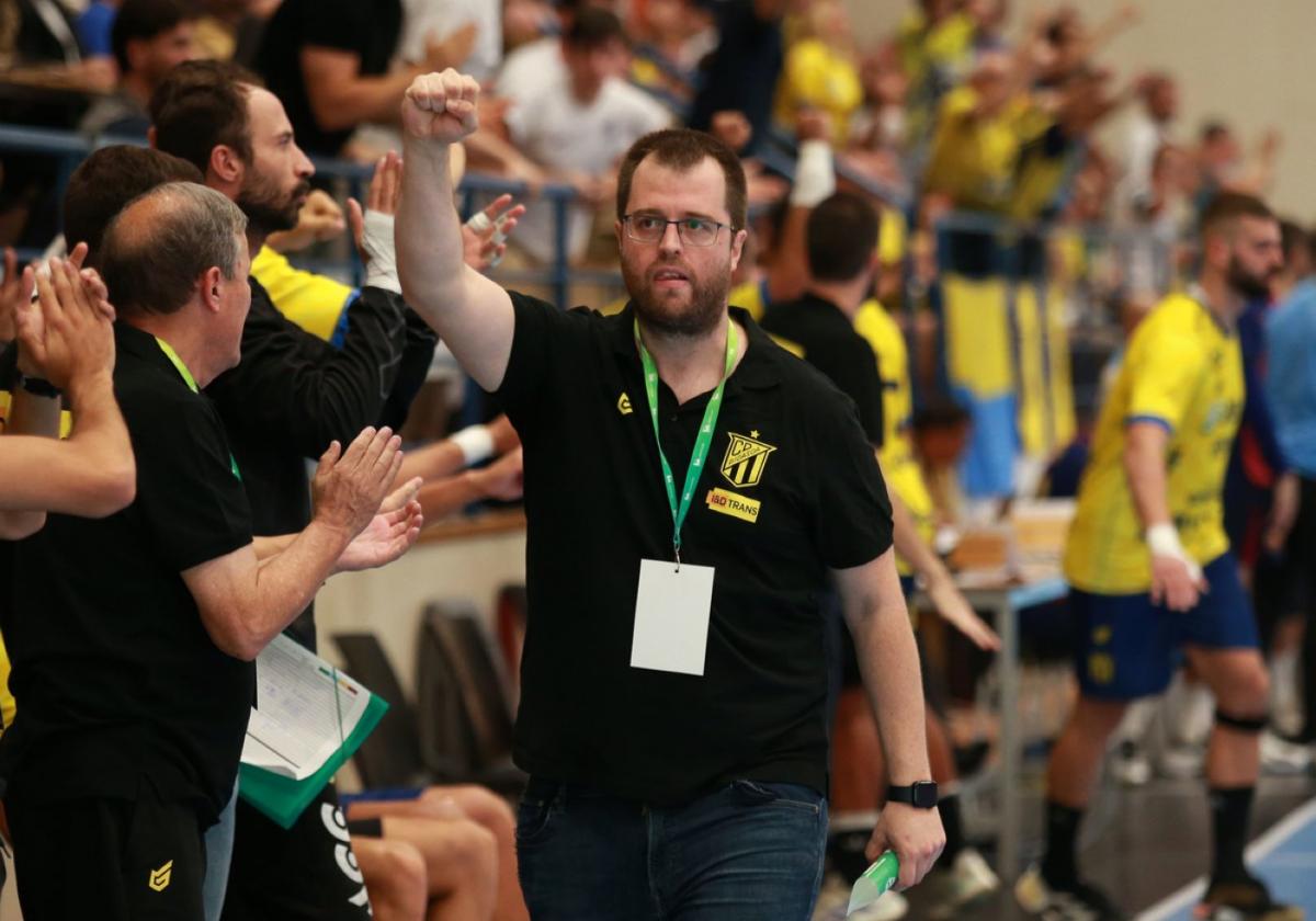 Alex Mozas celebra una acción de su equipo en el partido de Artaleku contra el Barça.