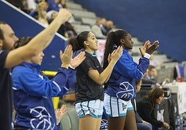 Lara González (semitapada), Niyah Becker y Lola Pendande aplauden una jugada durante un partido del IDK en el Gasca.