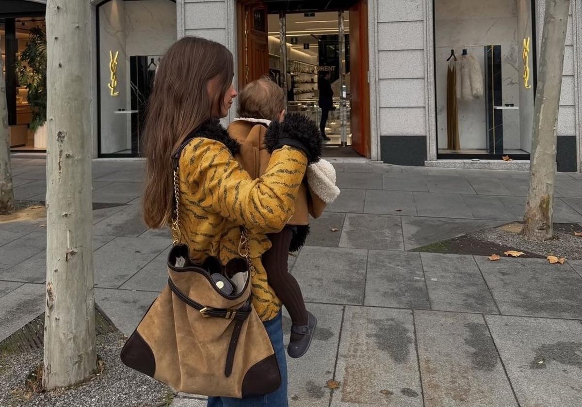 El bolso donostiarra de lujo «asequible» que ha enamorado a María Pombo