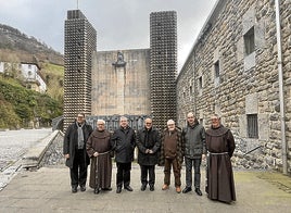 No faltó la foto de rigor junto a una basílica que rompió los moldes de la época y suposo una revolución en el arte religioso del siglo XX.