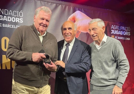 Toshack recibe la insignia de la Agrupación de Veteranos del Barcelona de manos de Asensi y ante la presencia de Antonio Olmo.