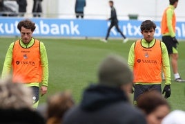 Odriozola y Aramburu durante el entrenamiento del pasado jueves a puerta abierta en Zubieta