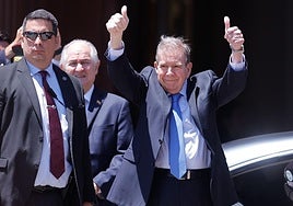 Edmundo González Urrutia saluda este pasado sábado, a su llegada a la Casa Rosada en Buenos Aires.