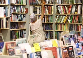 Una clienta en la librería Hontza de San Sebastián, en una imagen de archivo.