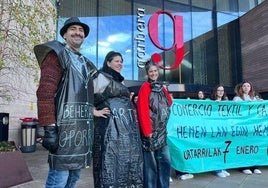 La plantilla del sector textil y calzado de Gipuzkoa se ha manifestado este martes en Garbera.