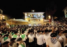 La tamborrada en la plaza del Santo Cristo inmortalizada en septiembre por Ioritz Urbieta Lekuona.