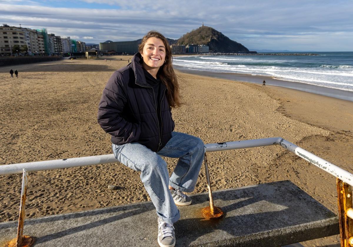 Nora Sarriegi posa en la zona de Sagüés con la playa de Zurriola a su espalda.