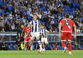 Sucic avanza con la pelota en el último encuentro disputado ante el Rayo Vallecano en Anoeta.