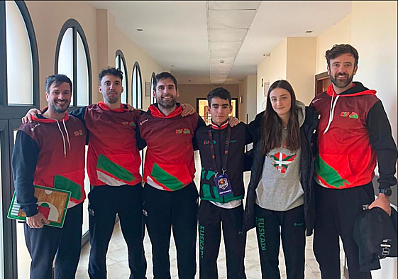Miembros del club de baloncesto arrasatearra Ointxe que han acudido a Huelva.