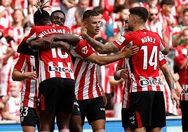 Los futbolistas del Athletic Club celebran un gol de Iñali Williams esta temporada en San Mamés.