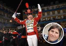 José Ramón Mendizabal, 'Mendi', alza el bastón de mando en el tablado de la plaza de la Constitución, una imagen que este año no se repetirá. En la imagen pequeña, Gonzalo Aldanondo.