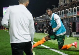 Sadiq, calentando antes de jugar ante el Eldense.