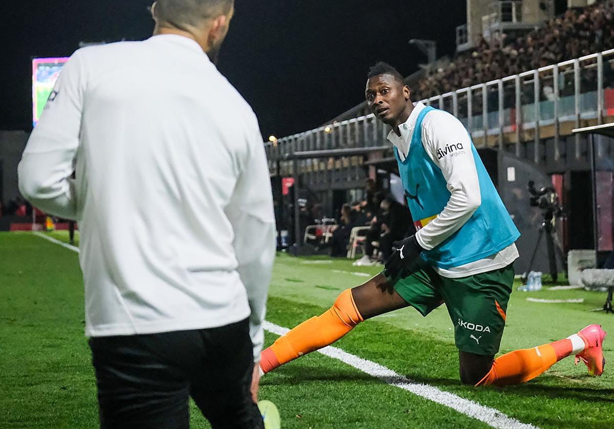 Sadiq, calentando antes de jugar ante el Eldense.