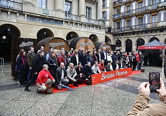 Sagardogileak eta erakundeetako ordezkariak bat eginda Donostiako Konstituzio Enparantzan.