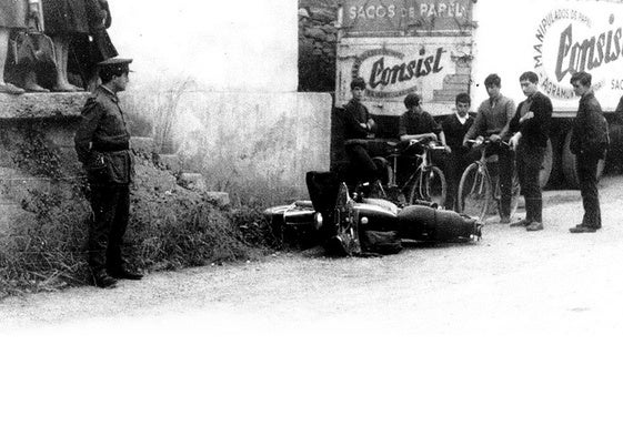 La moto que llevaba José Antonio Pardines, caída en el suelo tras el asesinato en Aduna, en 1968.