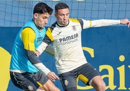 Pino protege un balón durante un entrenamiento con el Villarreal