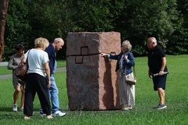 Varios visitantes contemplan una de las obras que se expone en el museo Chillida-Leku.