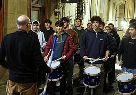 Los tambores de Itzalpe Danborrada ensayando este pasado martes frente a la sede de su sociedad en la calle Ángel 10 de la Parte Vieja.