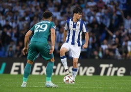 Jon Martín mantiene el balón ante el Anderlecht.