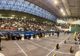 El público sigue la prueba desde la grada mientras la competición deportiva va acompañada de música y animadores.