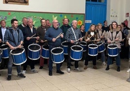 Los componentes de la sociedad Gizartea, en su primer ensayo de la tamborrada, celebrado en el centro escolar de la calle Prim.