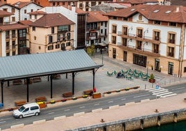 Imagen aérea del centro de la localidad con la Herriko Plaza y el ayuntamiento en primer término.