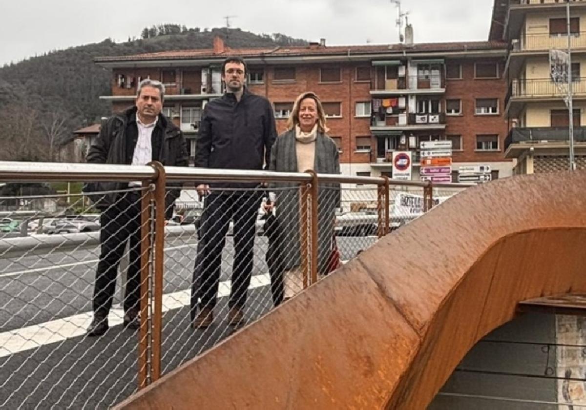 Los representantes institucionales, en el renovado puente.