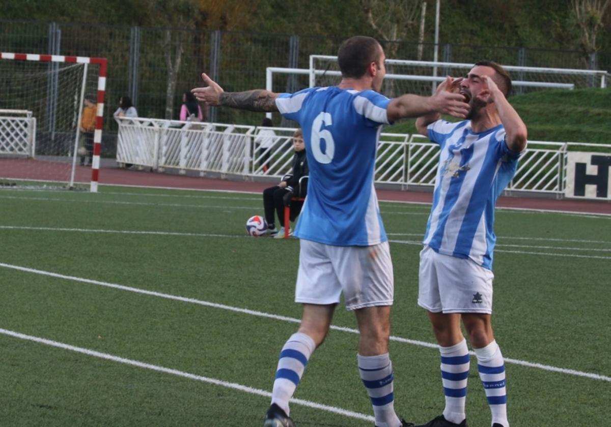 Jugadores del Mutriku celebrando un gol.