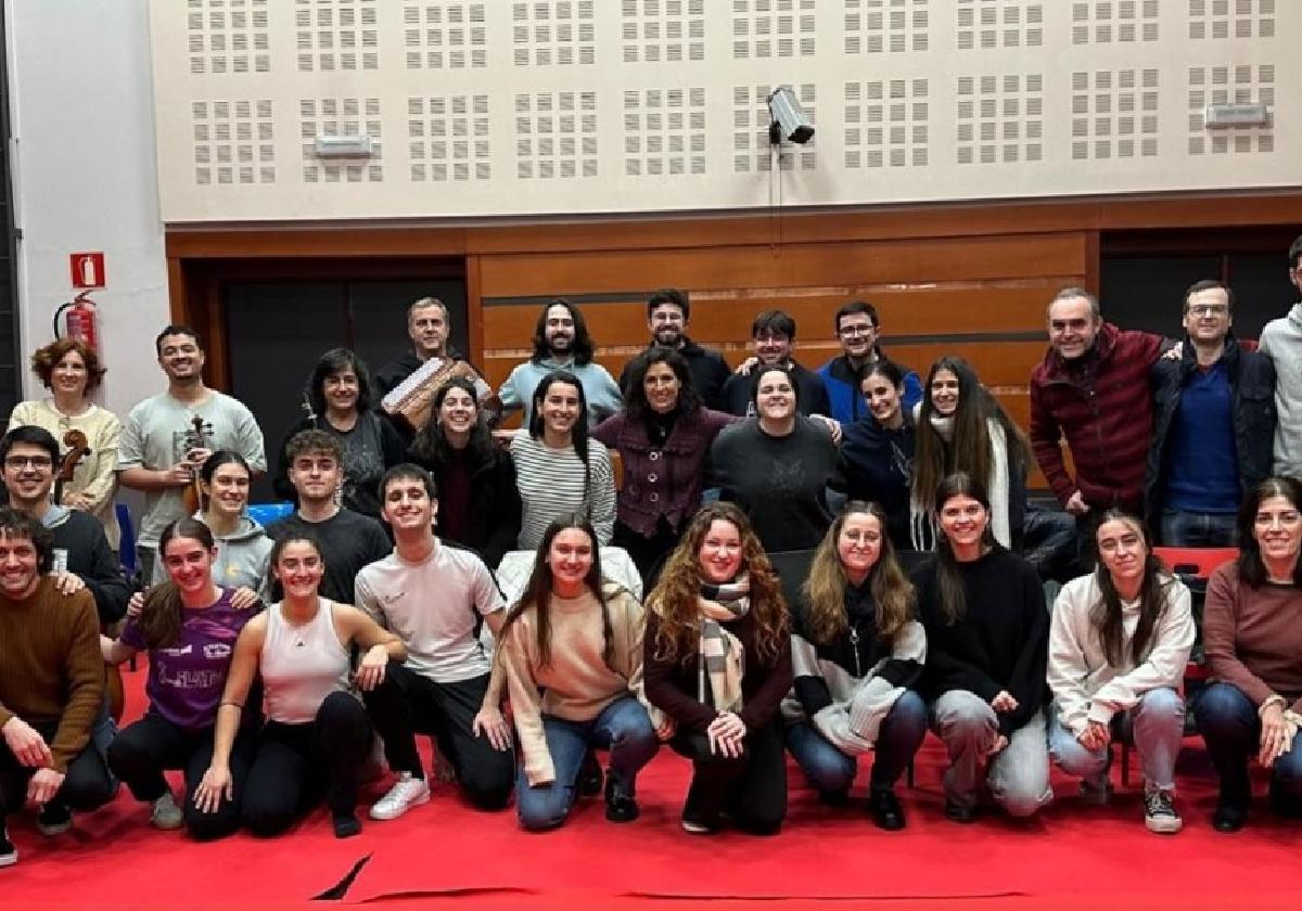 Los artistas ya preparan la sesión de la obra de ópera infantil que se podrá disfrutar este domingo.