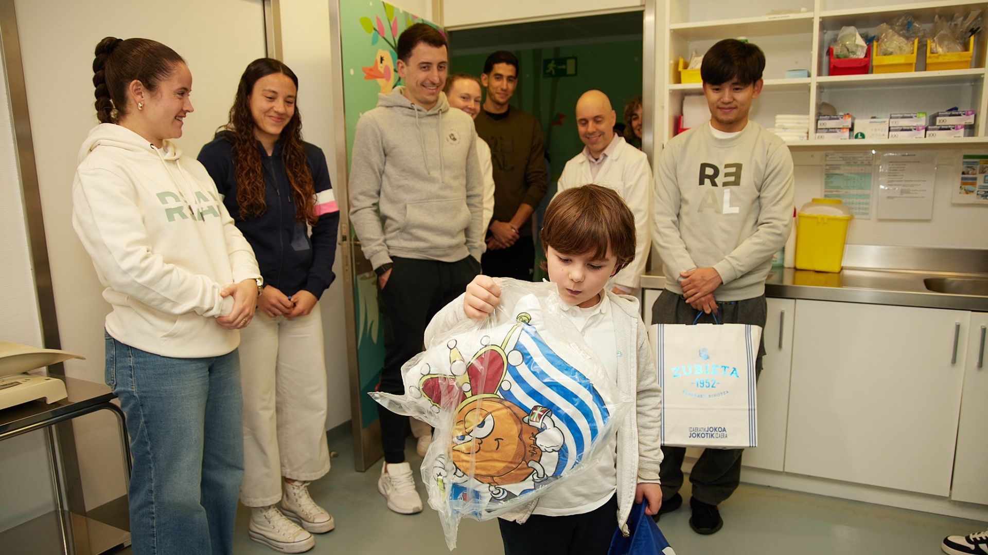 La Real reparte regalos y alegría en el Hospital