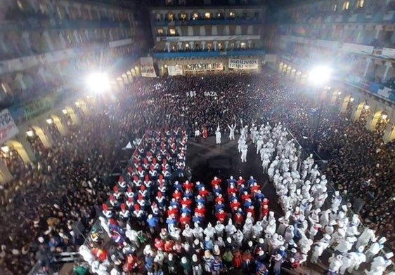 Imagen de la plaza de la Constitución de San Sebastián en el momento de la Izada de 2024.