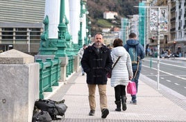 José Emilio Lafuente pasea por el puente del Kursaal, frente a la sede de Cáritas Gipuzkoa.