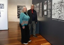 Luis y Rocío Martín-Santos, hijos del escritor y psiquiatra, en la exposición dedicada a su padre.