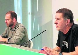 Gari Mujika y Arnaldo Otegi, en una comparecencia pública de la Mesa Política.