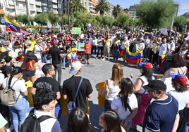 Numerosos venezolanos se congregan en el centro de Donostia «a favor de la libertad» en Venezuela, el pasado mes de agosto.