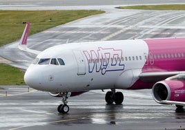 Imagen de archivo de un avión de la aerolínea Wizz Air en un aeropuerto.