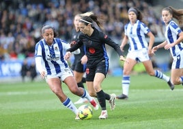 Vanegas persigue a la Balón de Oro Aitana Bonmatí en Zubieta.