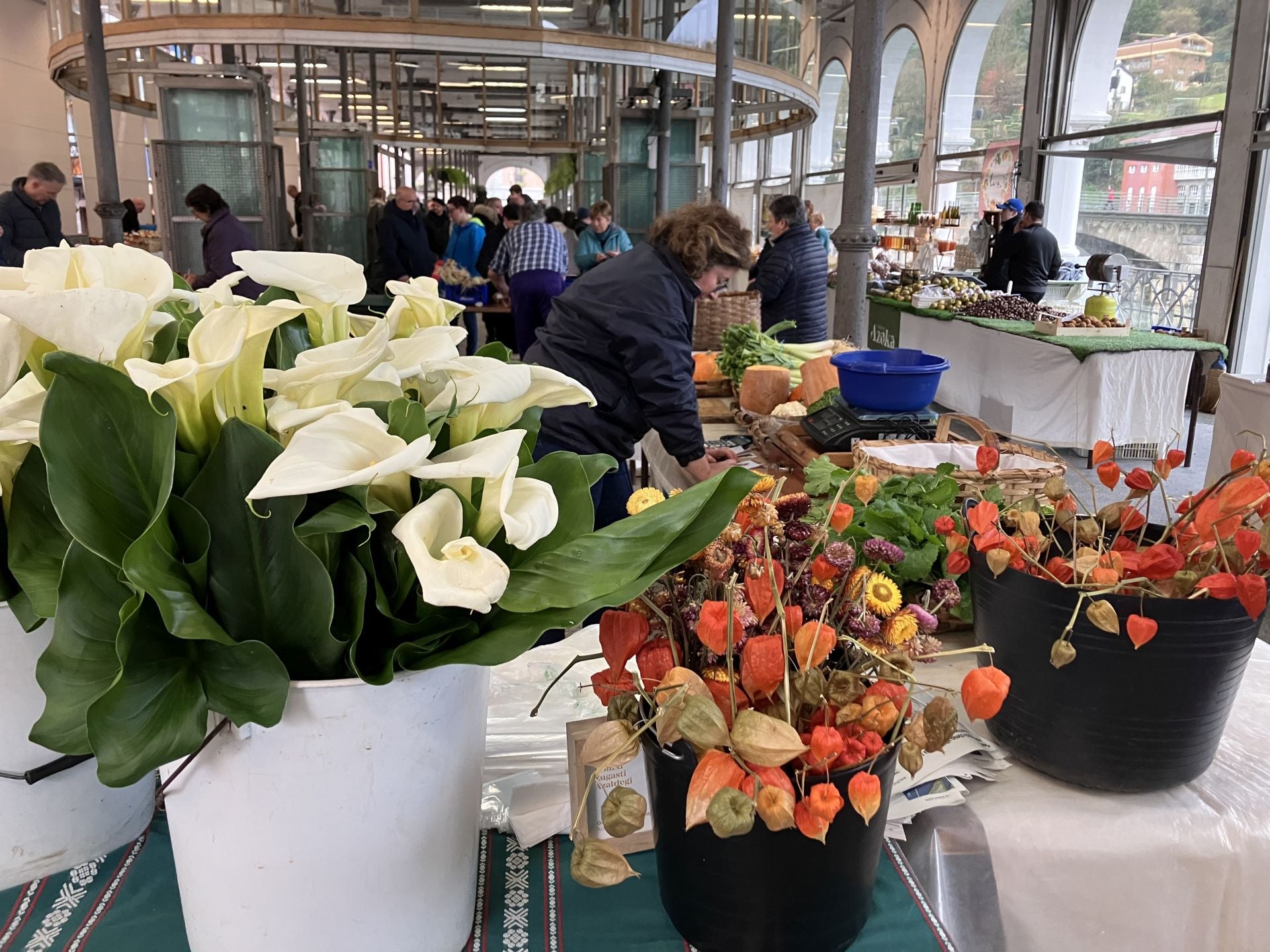 La mesa de Zugasti, repleta de flores cortadas y secas.