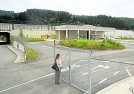 Una joven observa la estación del TAV de Ezkio, inoperativa.