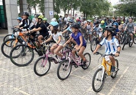 Las bicicletas en Zarautz se utilizan a diario pero también en jornadas especiales como la Txirrindulari Txiki Eguna.