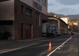 Imagen de la renovada carretera de entrada a Urretxu, a falta del pintado de las marcas viales.