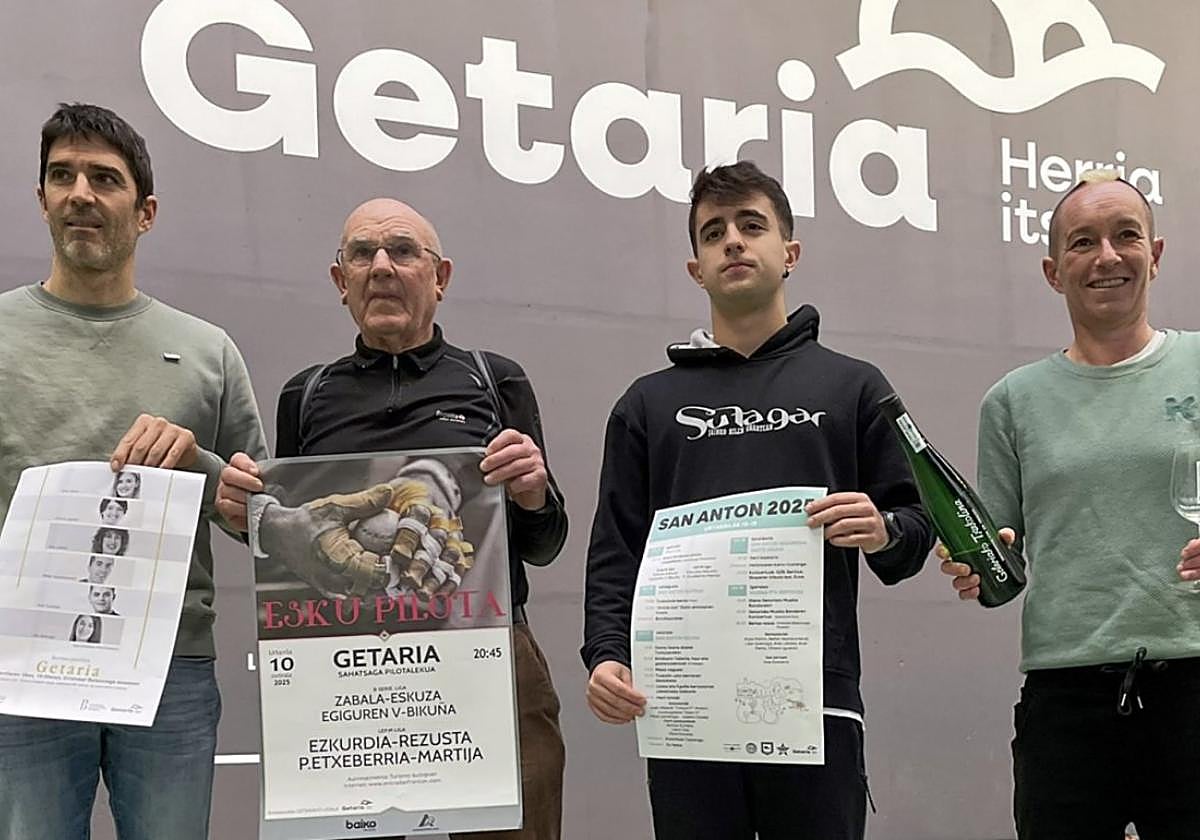 Ekaitz Esteban, Antonio Iturbe, Iban Isasti eta Argizka Balentziaga aurkezpen egunean.